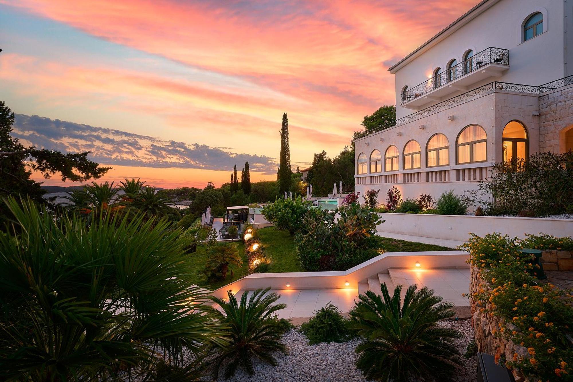 Hotel Moeesy, Blue & Green Oasis Hvar Town Exterior photo